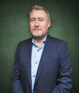Olof Bergold är senior hållbarhetskonsult på HUAros AB. Olof drivs av strategiskt och långsiktigt hållbarhetsarbete med utveckling och förändring som mål. Han har en tvärvetenskaplig magisterutbildning inom ekonomi och miljö. Olof var med och grundade HUAros AB i Västerås 2005.