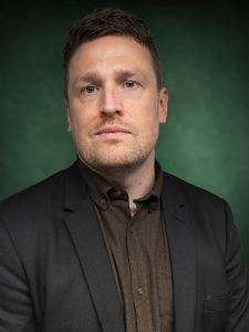 Mikael Norén är senior konsult inom miljö-, naturvårds- & kvalitetsfrågor på HUAros AB. Mikael brinner för att fokusera på det positiva och driva förbättring med våra kunder och har en tvärvetenskaplig magisterutbildning inom ekonomi och miljö. Mikael var med och grundade HUAros AB i Västerås 2005. Företaget har sedan dess utvecklats utifrån affärsidén att det ska gå att förena lönsamhet med hållbarhet. Mikael leder och förbättrar projekt inom privat och ideell sektor gällande miljö, arbetsmiljö- och kvalitetsfrågor inom ramen för hållbar utveckling, ISO samt HSSEQ.