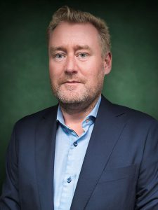 Olof Bergold är senior hållbarhetskonsult på HUAros AB. Olof drivs av strategiskt och långsiktigt hållbarhetsarbete med utveckling och förändring som mål. Han har en tvärvetenskaplig magisterutbildning inom ekonomi och miljö. Olof var med och grundade HUAros AB i Västerås 2005.