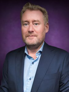 Olof Bergold är senior hållbarhetskonsult på HUAros AB. Olof drivs av strategiskt och långsiktigt hållbarhetsarbete med utveckling och förändring som mål. Han har en tvärvetenskaplig magisterutbildning inom ekonomi och miljö. Olof var med och grundade HUAros AB i Västerås 2005.