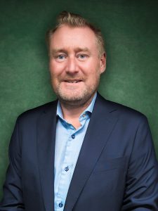 Olof Bergold är senior hållbarhetskonsult på HUAros AB. Olof drivs av strategiskt och långsiktigt hållbarhetsarbete med utveckling och förändring som mål. Han har en tvärvetenskaplig magisterutbildning inom ekonomi och miljö. Olof var med och grundade HUAros AB i Västerås 2005.